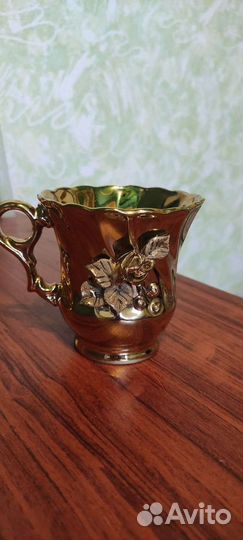 Заварочный чайник и чашки