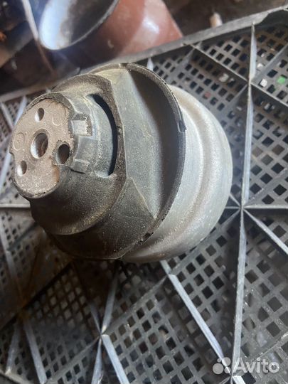 Подушка двигателя w124 2.0 diesel