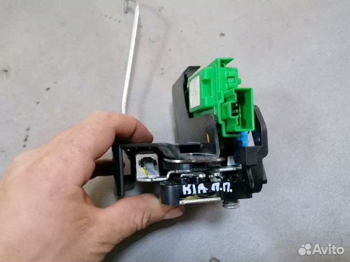 Замок двери передней правой Kia RIO 2011-2017