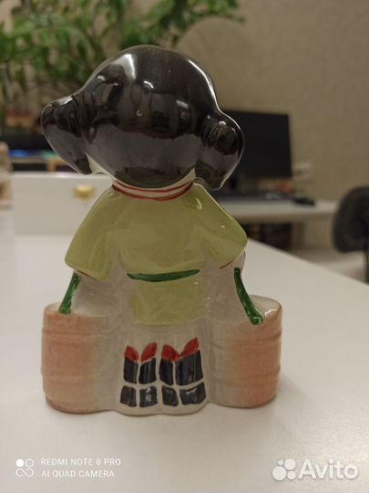 Фарфоровая статуэтка девочка