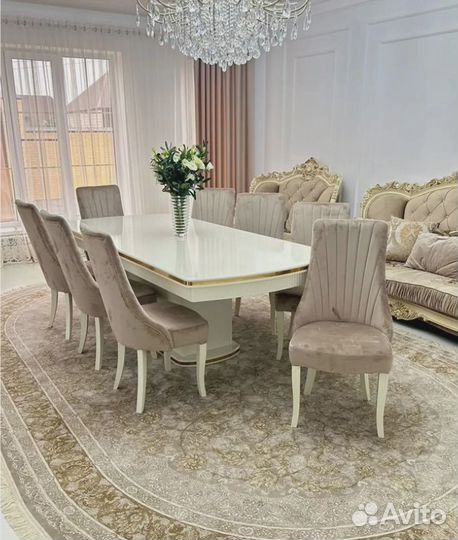 Кухонный стол и стулья в комплекте