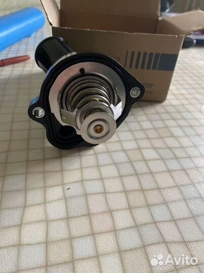 Термостат в сборе с нижней крышкой