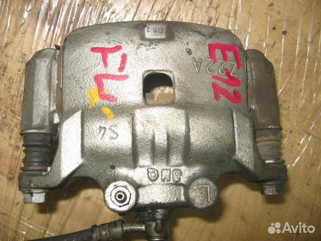 Суппорт перед лево Nissan E12 Note '12-'17 контрак