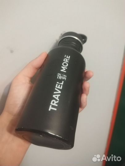 Металлическая бутылка для воды и спорта