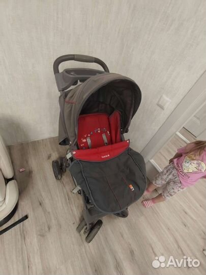 Прогулочная коляска Quatro складывается книжкой