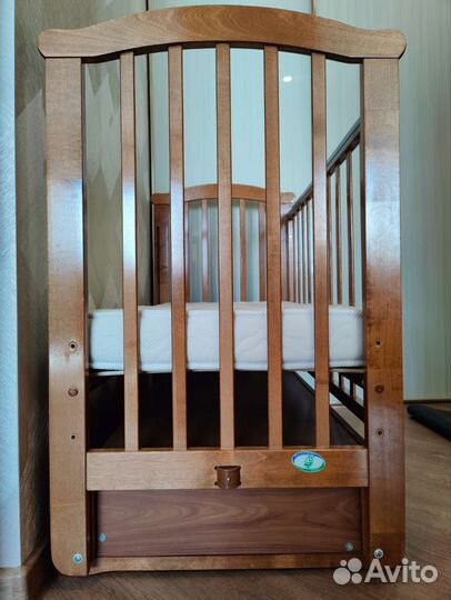 Детская кроватка с поперечным маятником