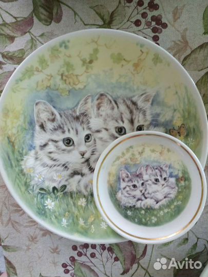 Декоративная фарфоровая тарелка. Красный фарфорист