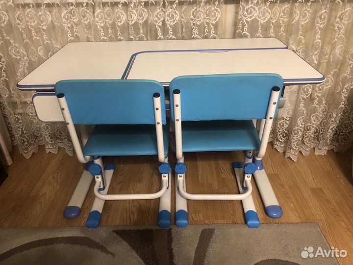 Детская парта и два стула (меняют высоту)