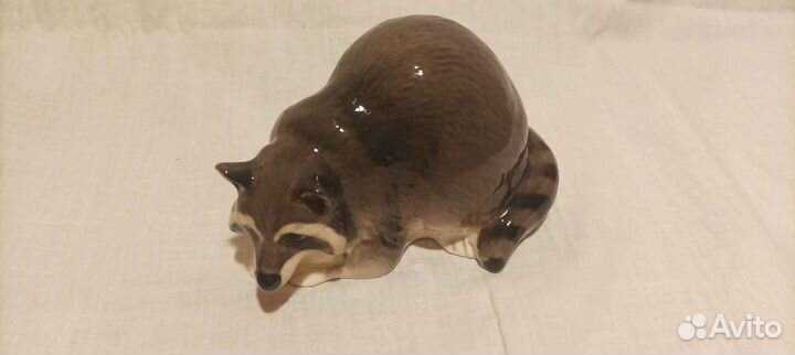 Фарфоровая статуэтка енот