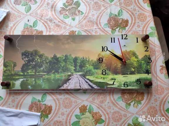 Часы на холсте