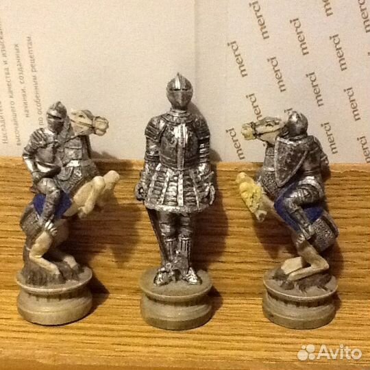 Средневековые рыцари в доспехах шахматные фигурки