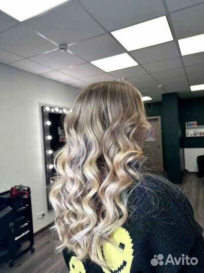 Окрашивание волос. Парикмахер