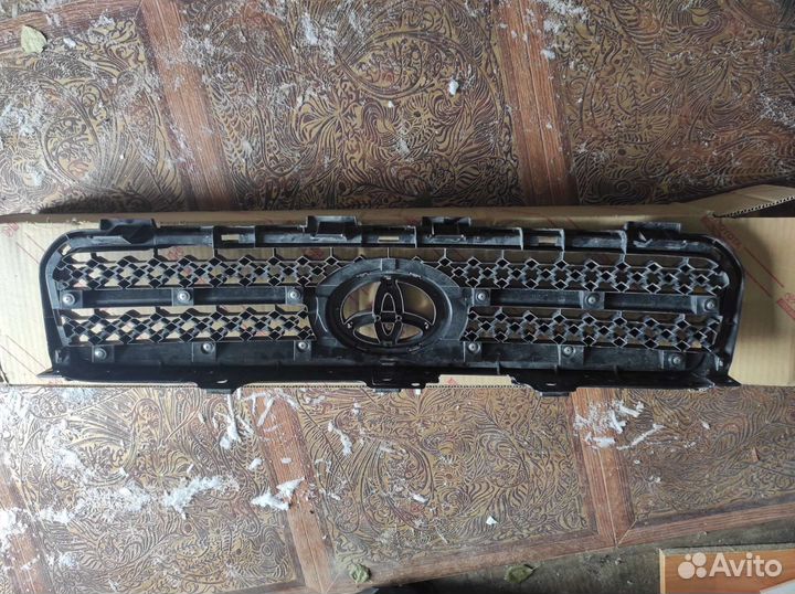 Решетка радиатора Toyota rav4