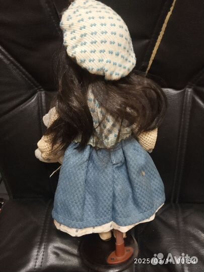 Кукла фарфоровая