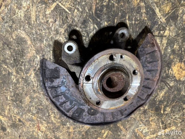 Кулак поворотный передний правый Mercedes Vito 639