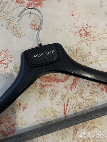 Вешалки плечики брендовые