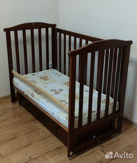 Детская кроватка с маятником и ящиком