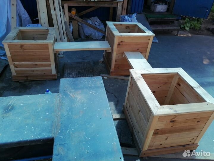 Лавочка угловая с кашпо под декоративные деревья