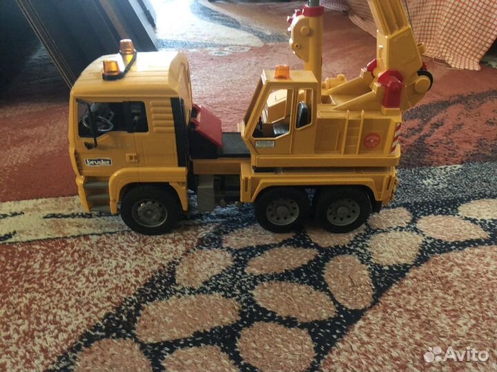 Игрушечный подъёмный кран