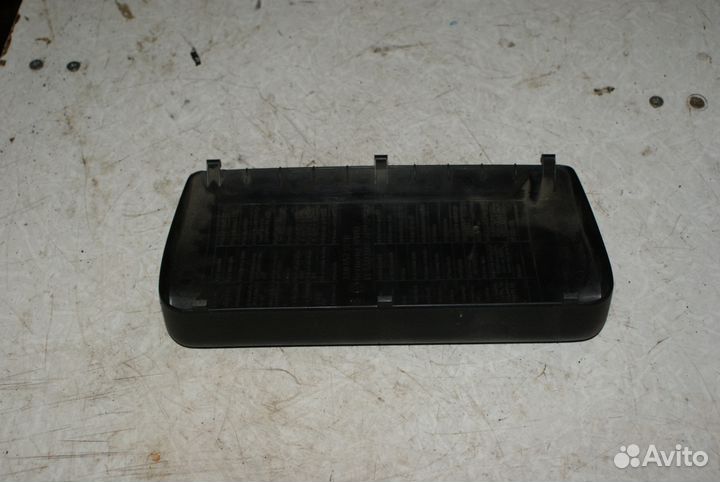 Крышка предохранителей Volkswagen Passat B4