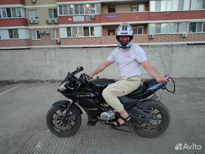 Скутер выглядит как спортбайк (50 кубов)