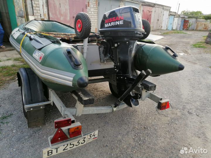 Лодка с мотором и прицепом
