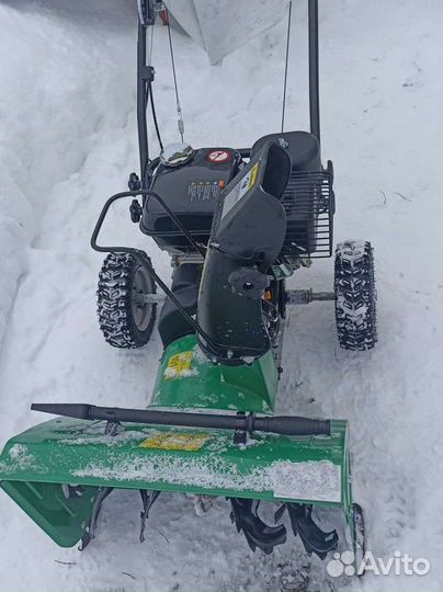 Снегоуборщик бензиновый