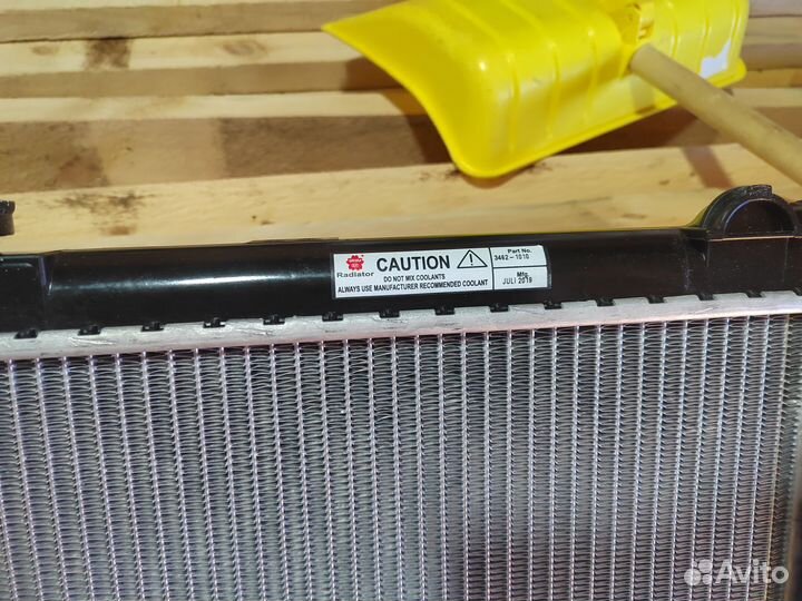 Продам радиатор на Ланд Крузер 200