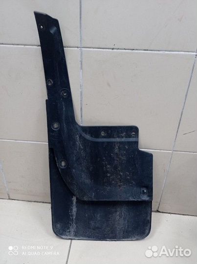 Брызговик правый Toyota Land Cruiser