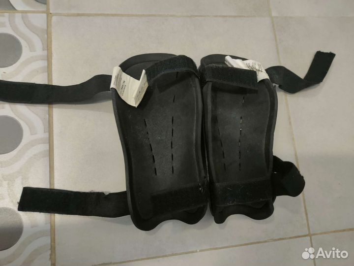 Футбольные щитки Demix