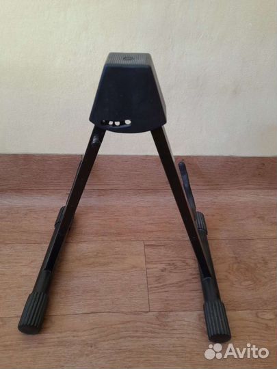 Напольная стойка для гитары