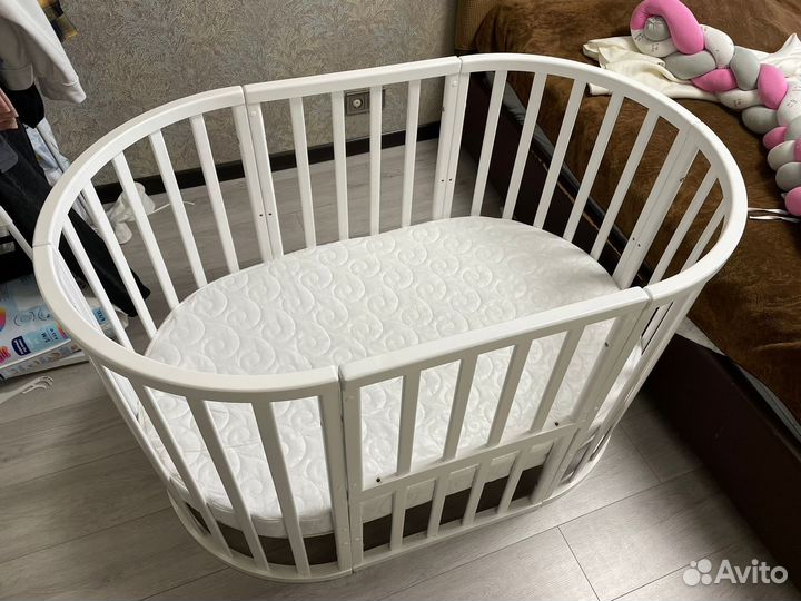 Детская кроватка с маятником