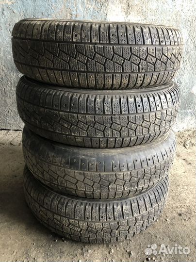 Kumho I'Zen Stud Snow KW11 235/70 R16