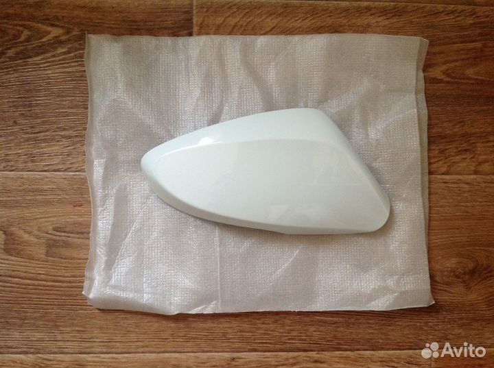 Правая накладка Hyundai Solaris белая