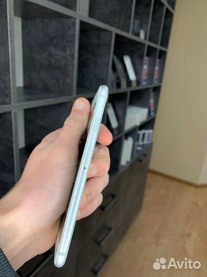 iPhone 8, 64 ГБ