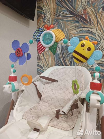 Игровая дуга с игрушками