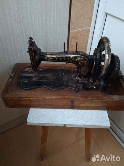 Антикварная ручная швейная машинка singer