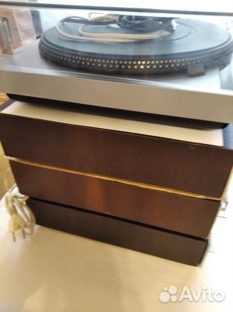 Куча пластинок с проигрывателем