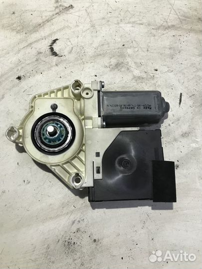 Моторчик стеклоподъемника передний правый Пассат