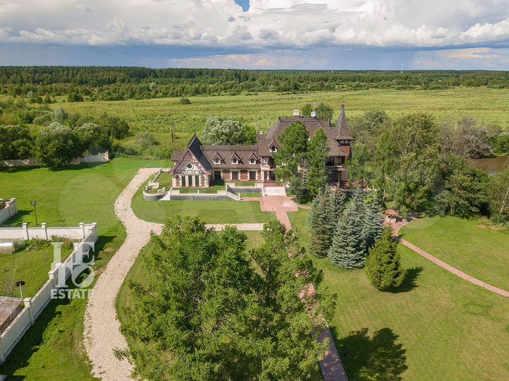 Дом 1500 м² на участке 12 га