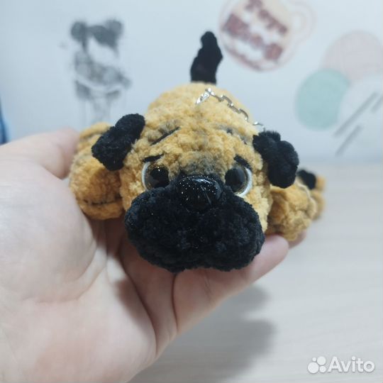 Вязанный брелок Щенок Мопс