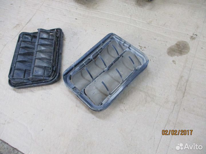 Решетка багажника вентиляционная Рено Логан 1