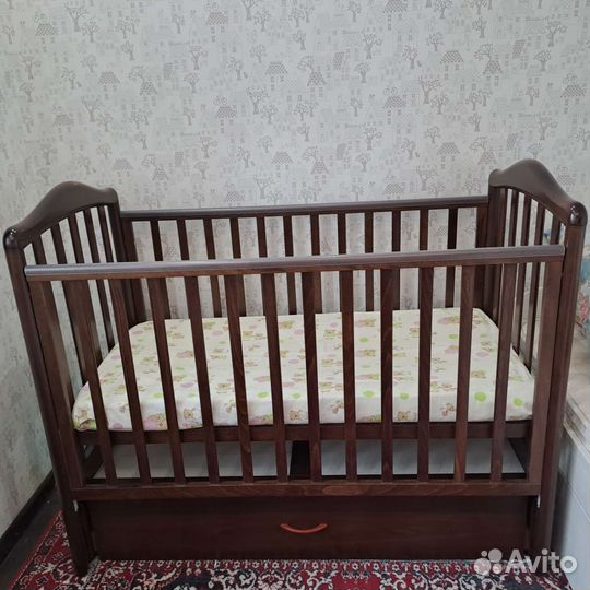 Детская кроватка с маятником