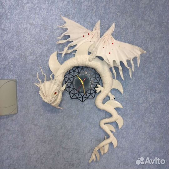 Дракон с часами