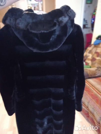 Шуба мутоновая с капюшоном ниже колен 48 размер