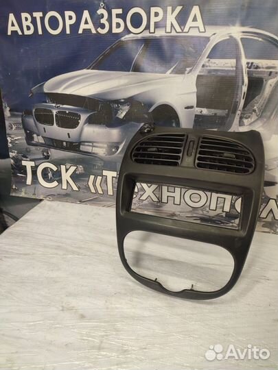 Накладка центральная на торпедо Peugeot 206