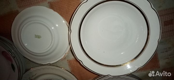 Набор тарелок, стакан, чайная пара