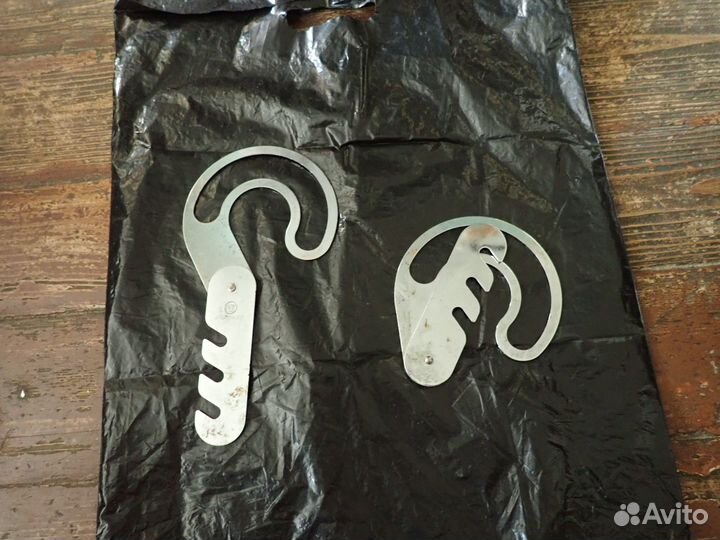 Фляги, лопаты, сковорода, котелки, крючья