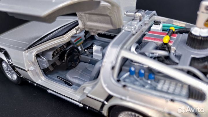 Модель Time Machine DeLorean