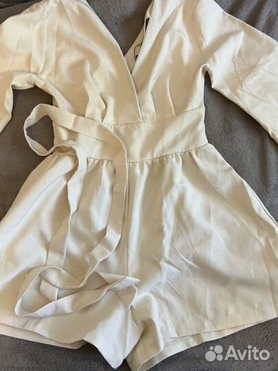 Красивый молочный комбинезон с шортами 44-46